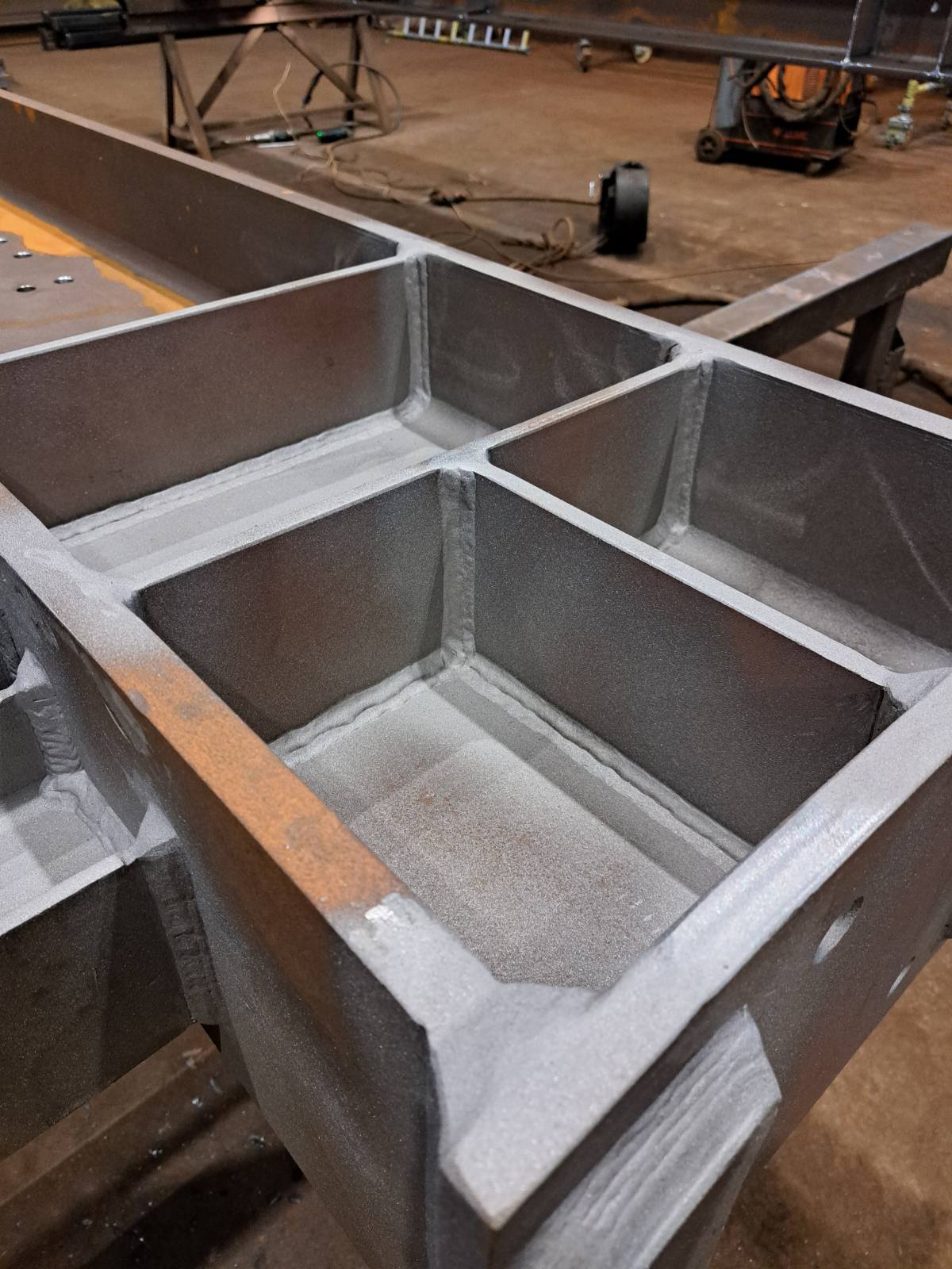 Metalinių konstrukcijų surinkimas, suvirinimas ir montavimas.